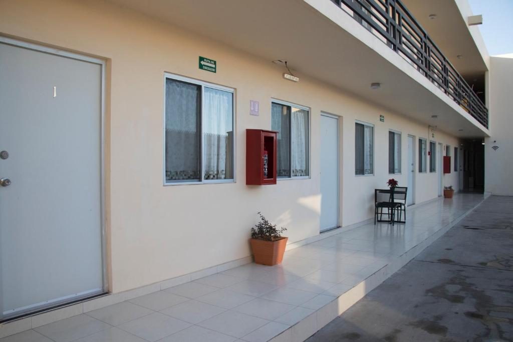 Hotel Nápoles room and courtyard view 6